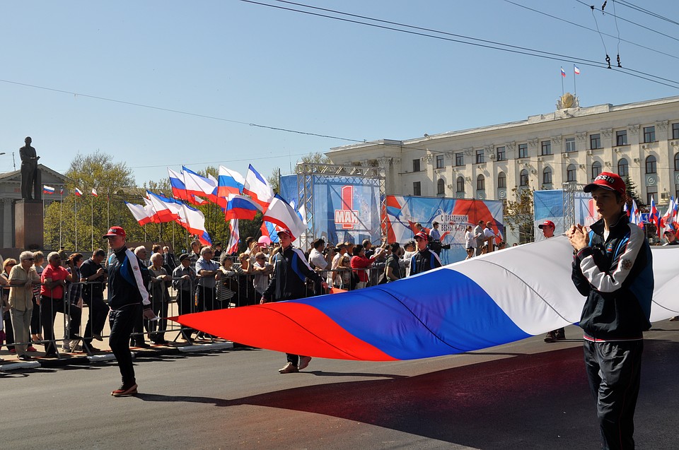 1 мая крым. 1 Мая Крым демонстрация. МЧС на демонстрации.