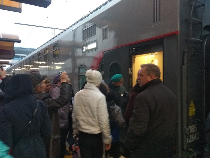 электричка вокзал симферополь. жд вокзал крым 2014. поезд на крымском мосту. жд вокзал симферополь э. поезд санкт-петербург симферополь.