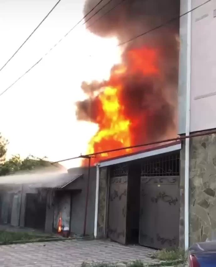 Горящий дом. Что горит в симферополе сейчас. Пожар. Пожар в здании. Грэс горит.